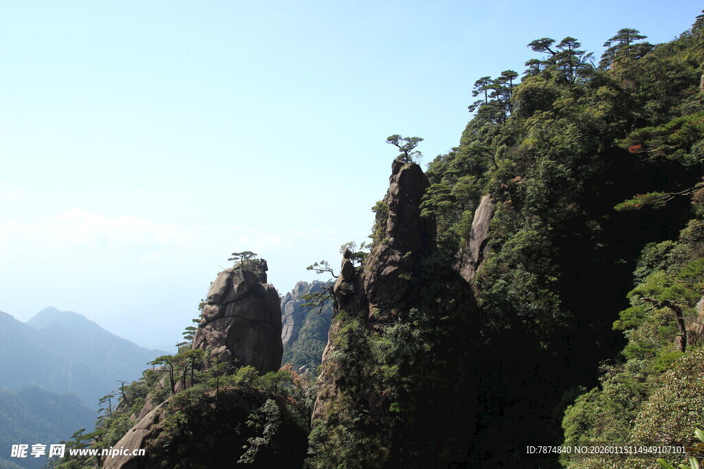 奇峰耸立的壮美山景