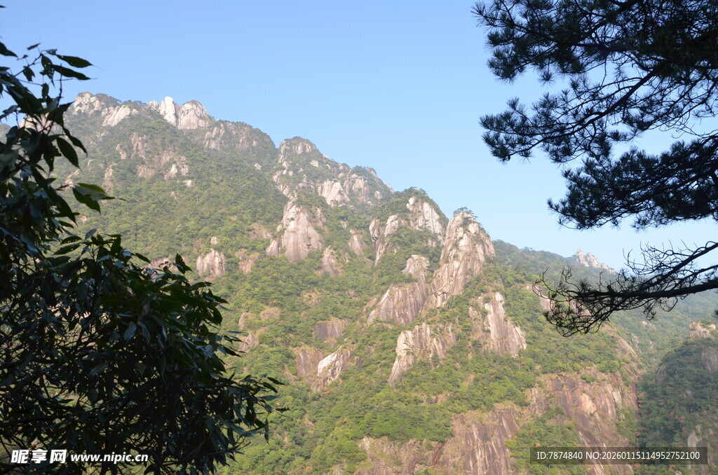 秀丽山峦间的自然景致
