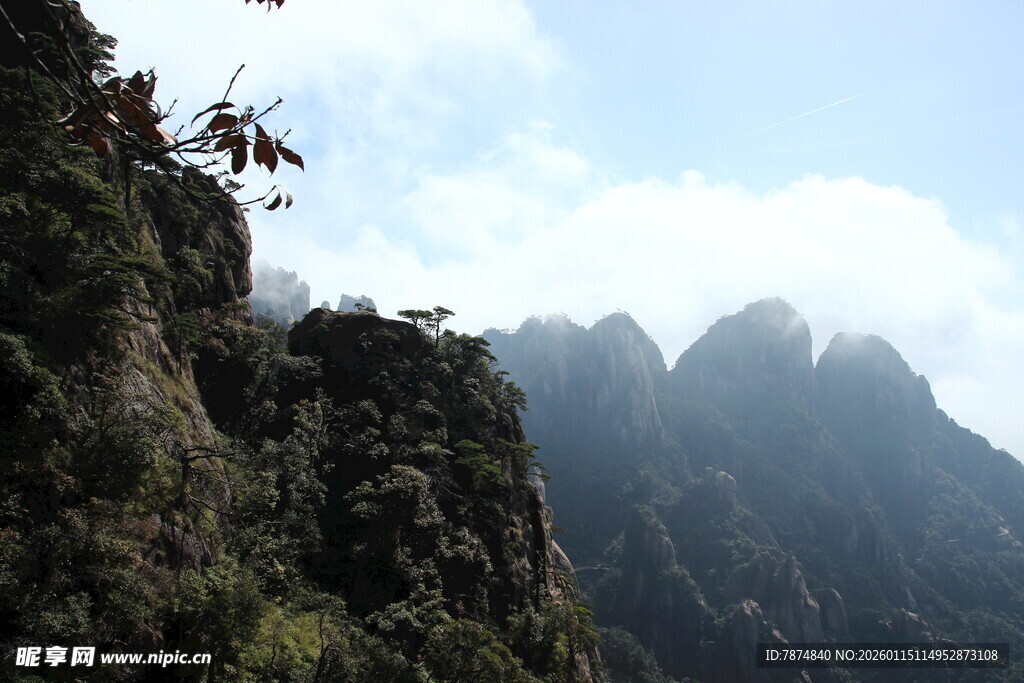 巍峨山峦 云雾缭绕之景
