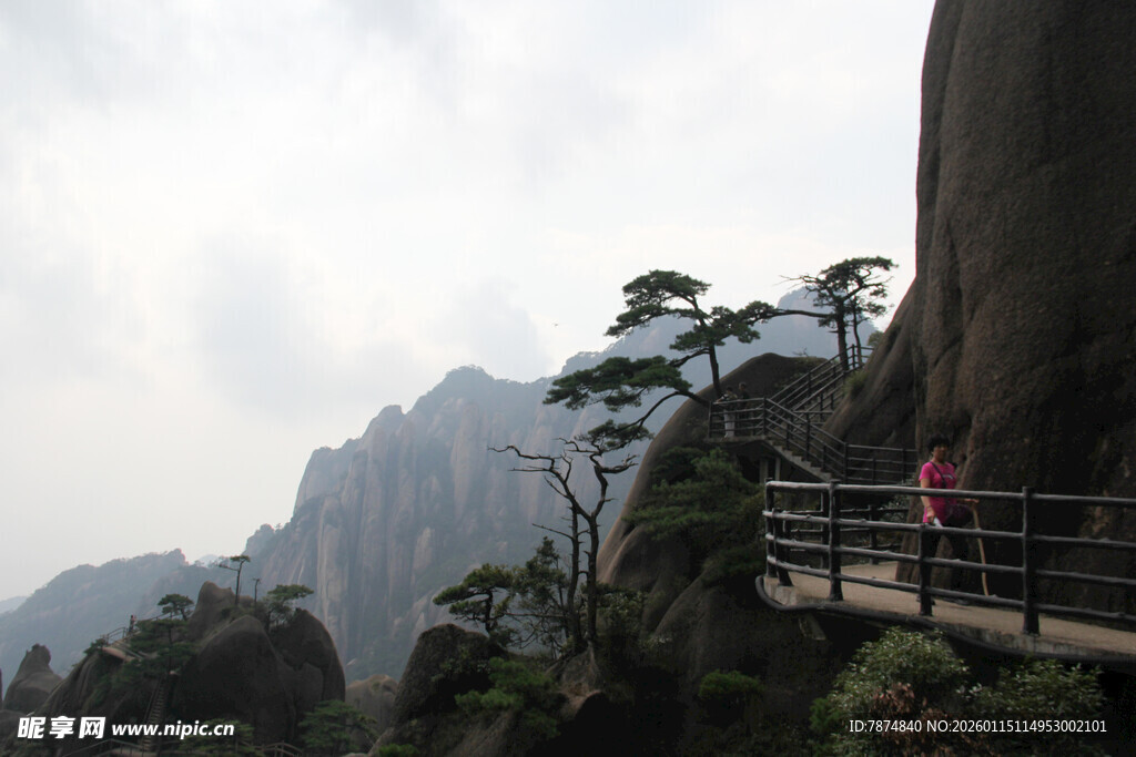 山间栈道上的秀丽风景