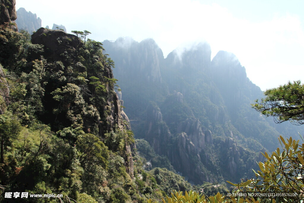 壮丽山景 绿意盎然的奇峰