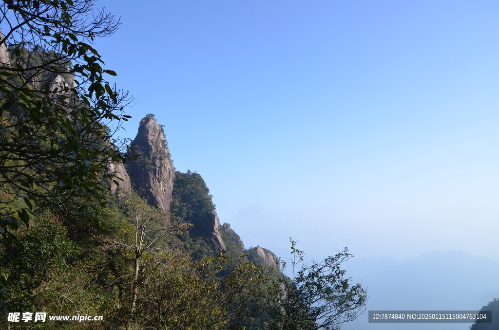 巍峨山峰 绿意相伴