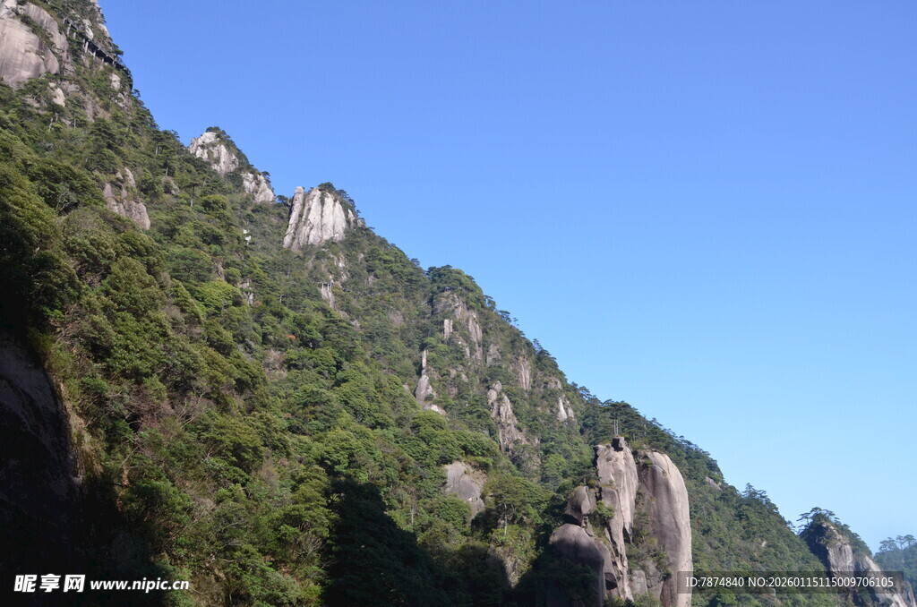 峻峭青山绿意浓