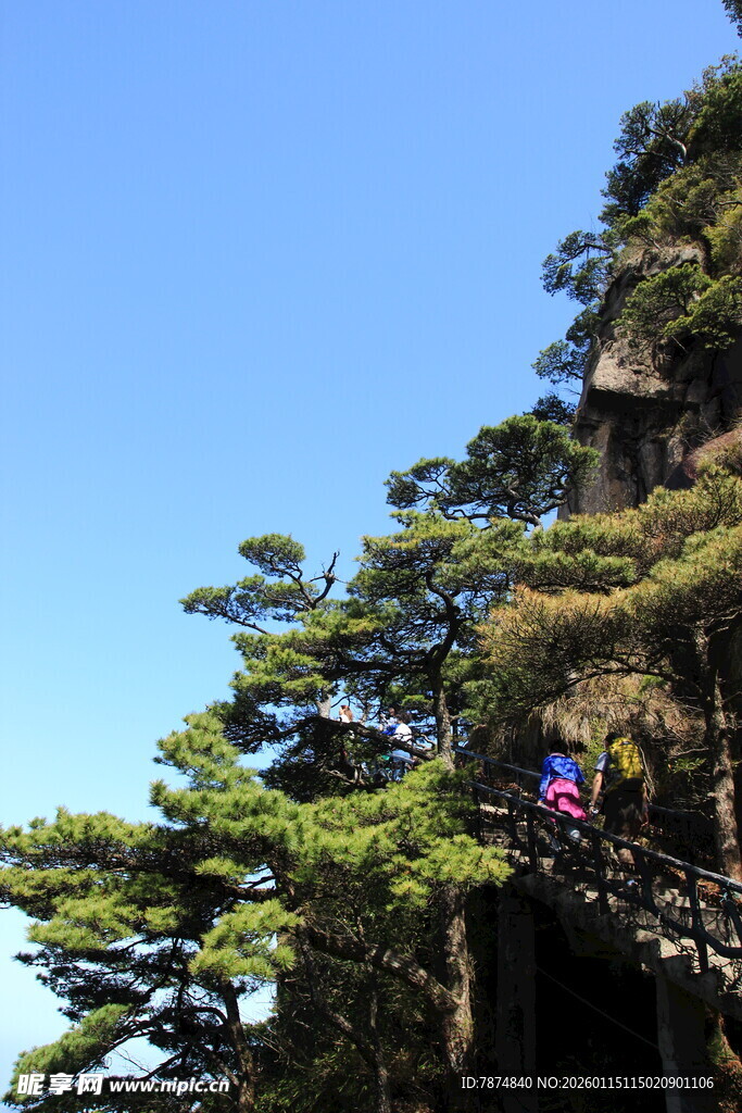 黄山栈道上的游客风景