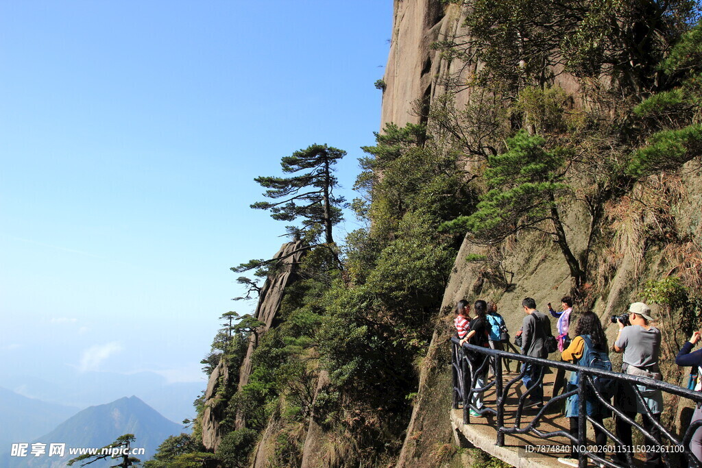 游客漫步山间栈道赏景