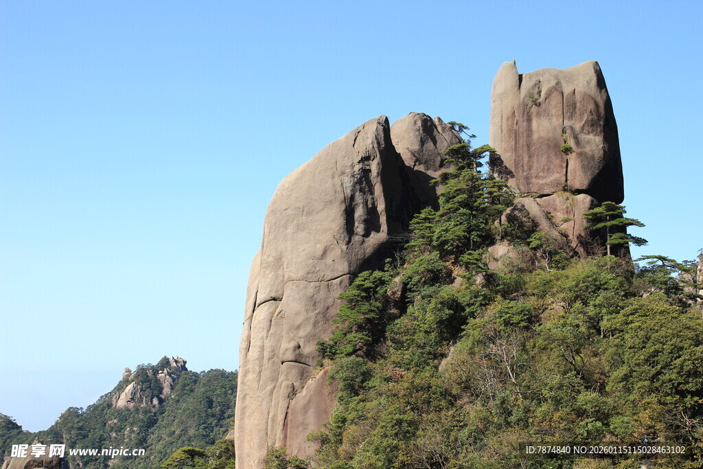奇峰耸立绿意环绕的美景