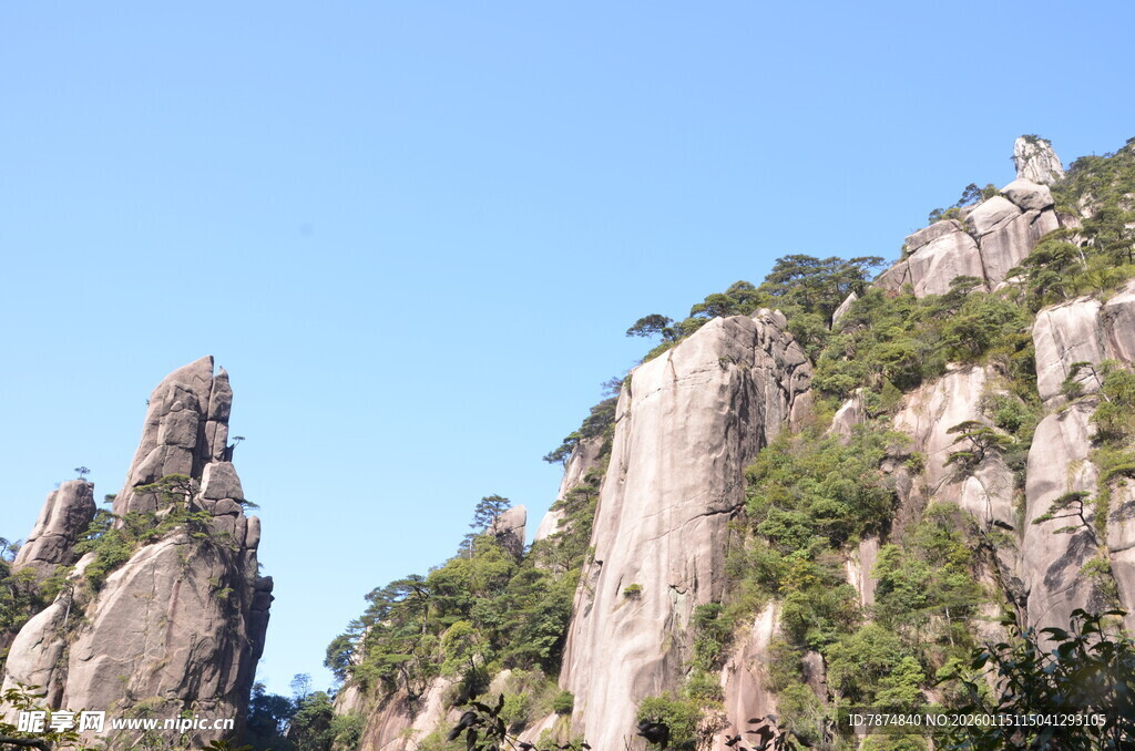 奇峰耸立的壮丽山景