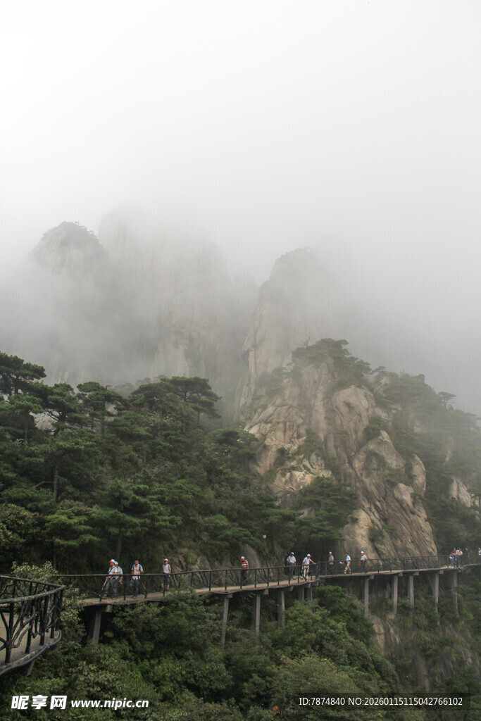 云雾缭绕中的山间栈道