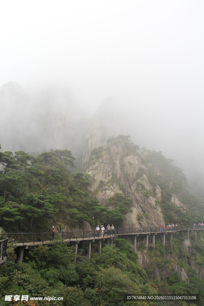 云雾缭绕中的山间栈道