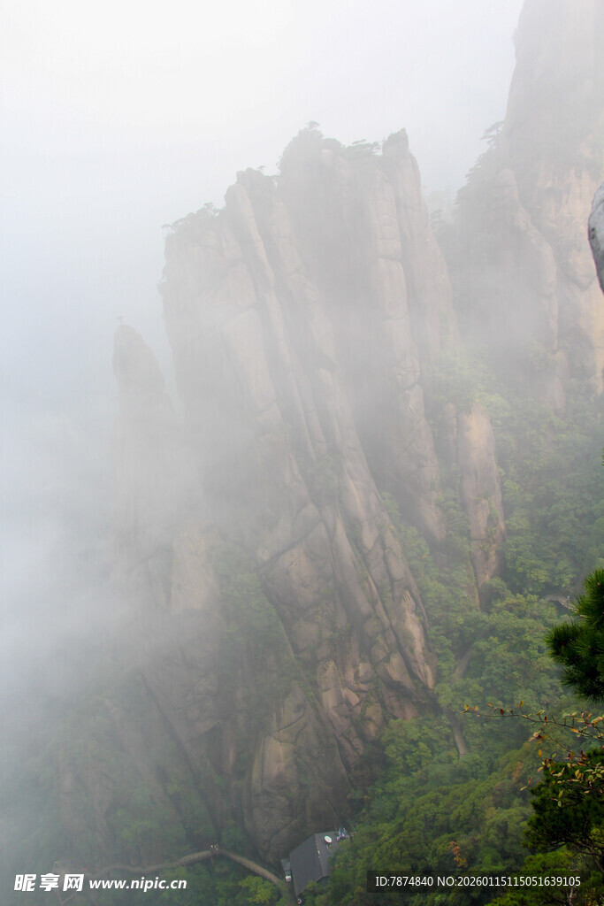 云雾缭绕的壮美山峰