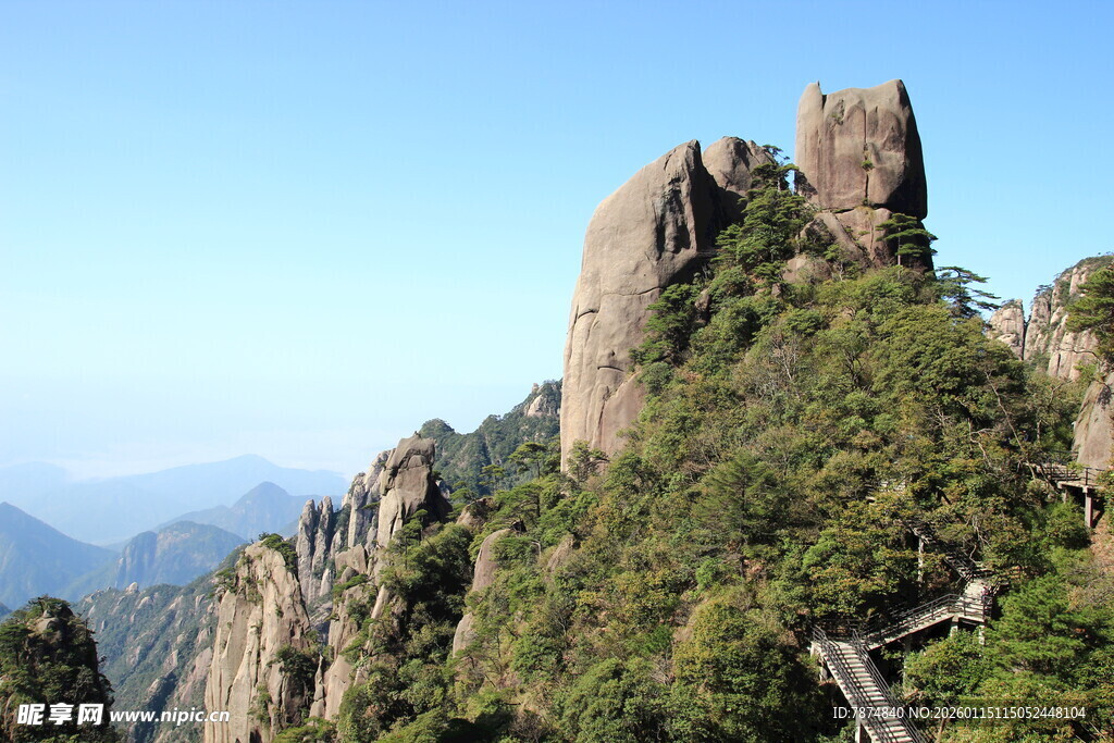 奇峰峻岭间的壮美自然景观