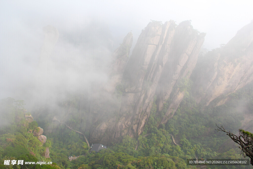 云雾缭绕的壮美山峰