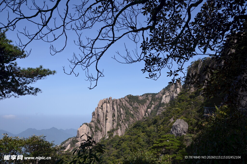 山间美景 峭壁与葱郁林木