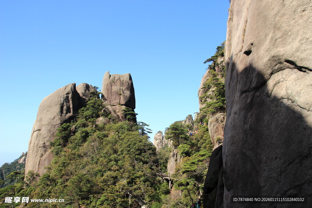 奇峰峻岭间的绿意景致