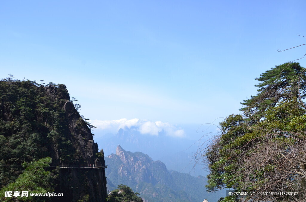 壮美山峦与蓝天绿树景观