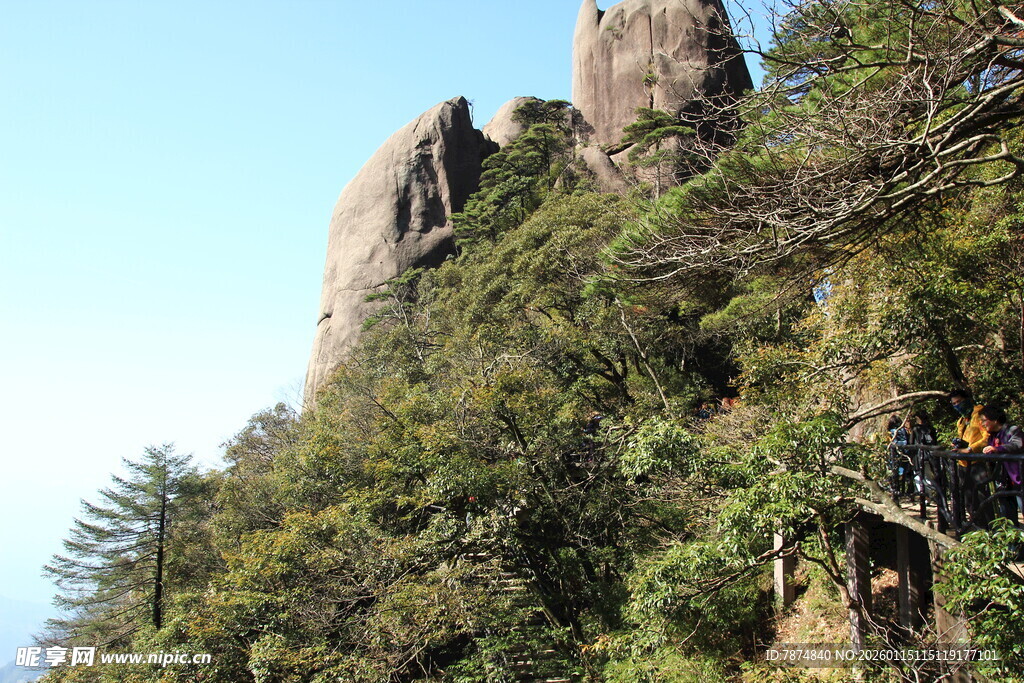 峻峭山峰植被覆盖景观