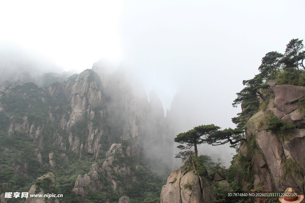 云雾缭绕的壮美山峰