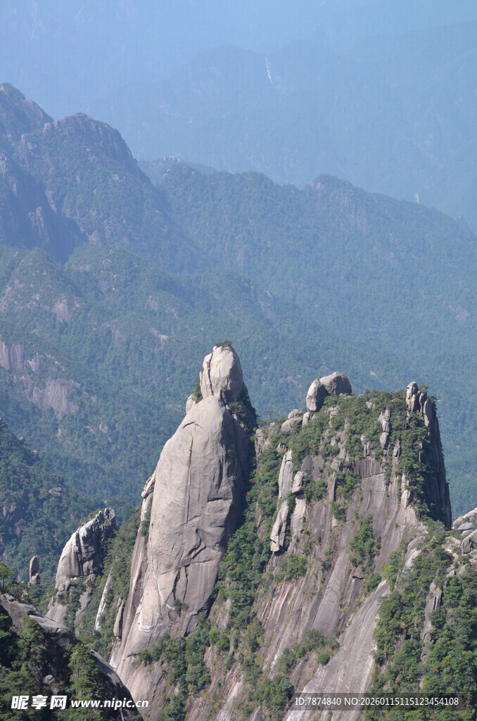 巍峨奇峰屹立群山间