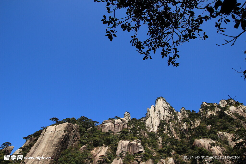 峻峭山峰与蓝天绿树