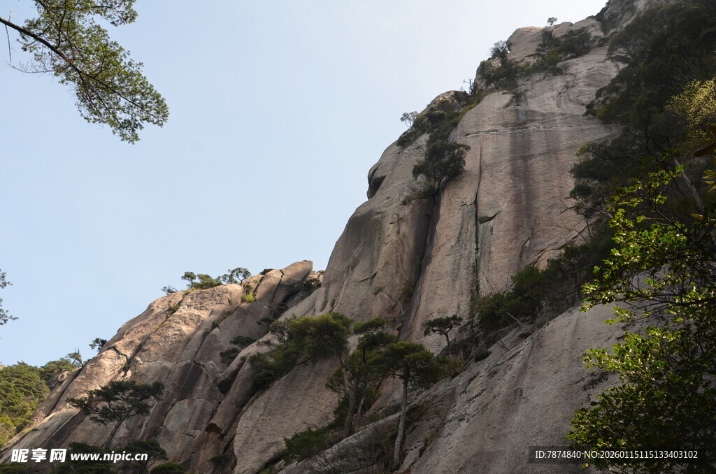 陡峭山峰与葱郁植被