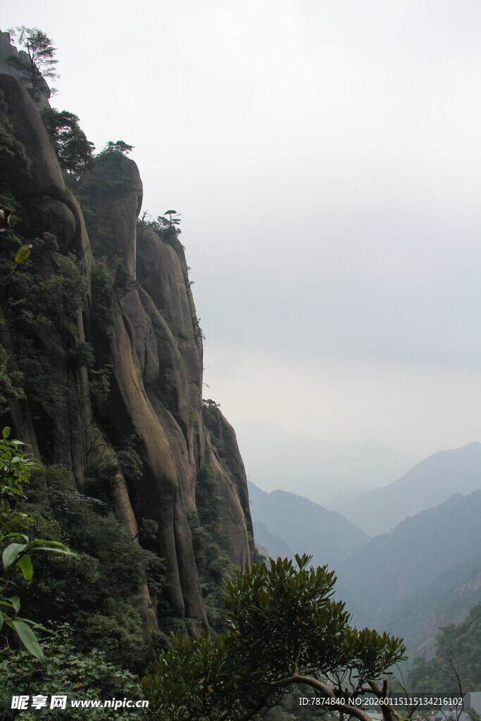 巍峨峻峭的壮丽山景