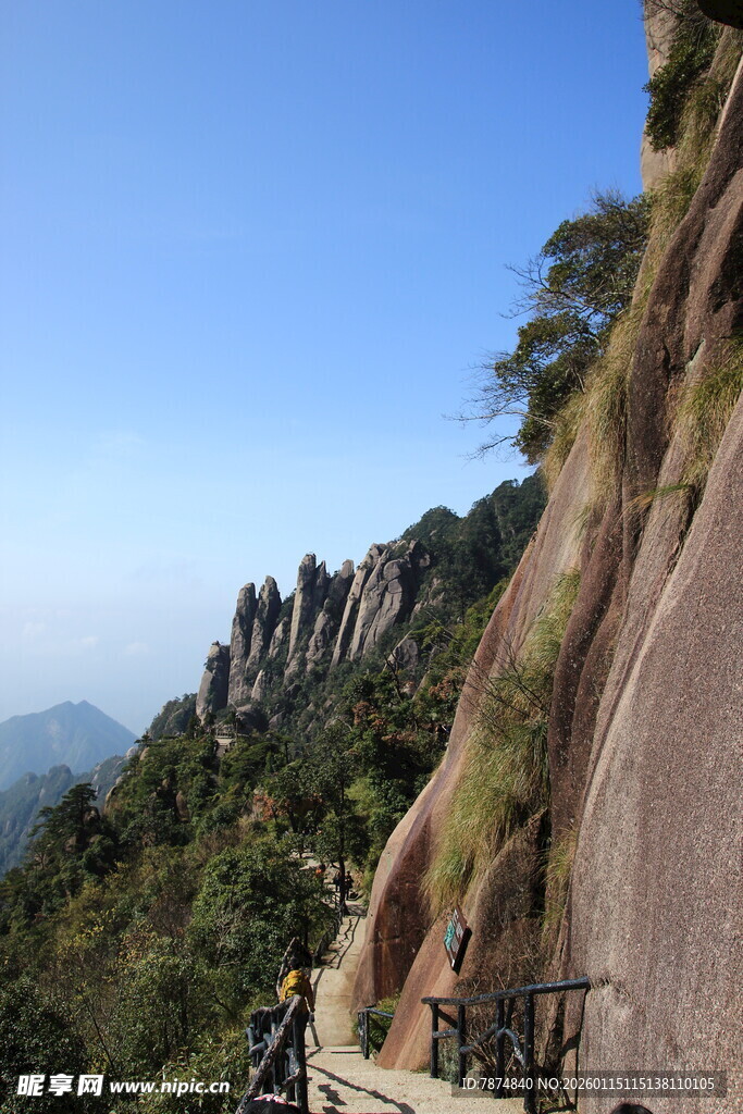险峻山间栈道风景
