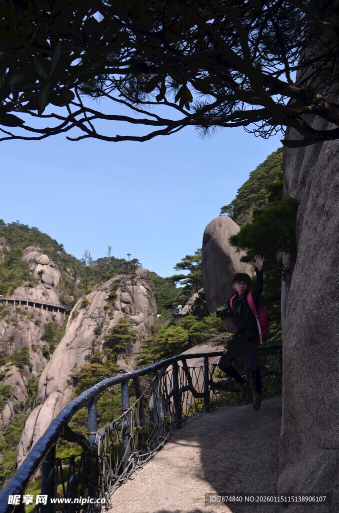 山间栈道上的徒步游客