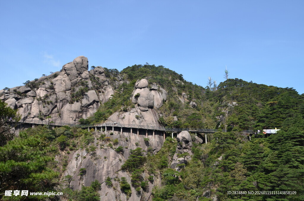 山间栈道蜿蜒于秀丽山峦