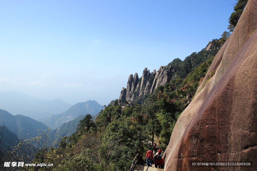 险峻山景中的徒步者