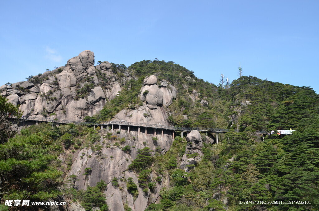 山间栈道穿行于葱郁峰峦