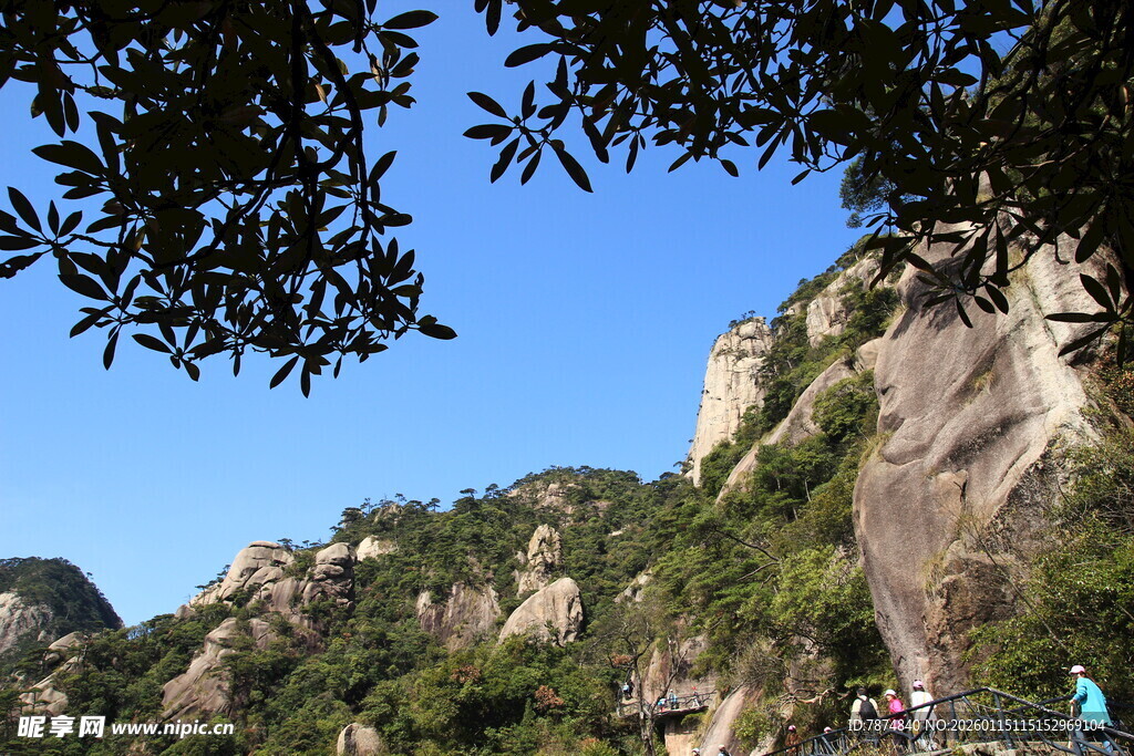 秀丽山景 山间游人漫步