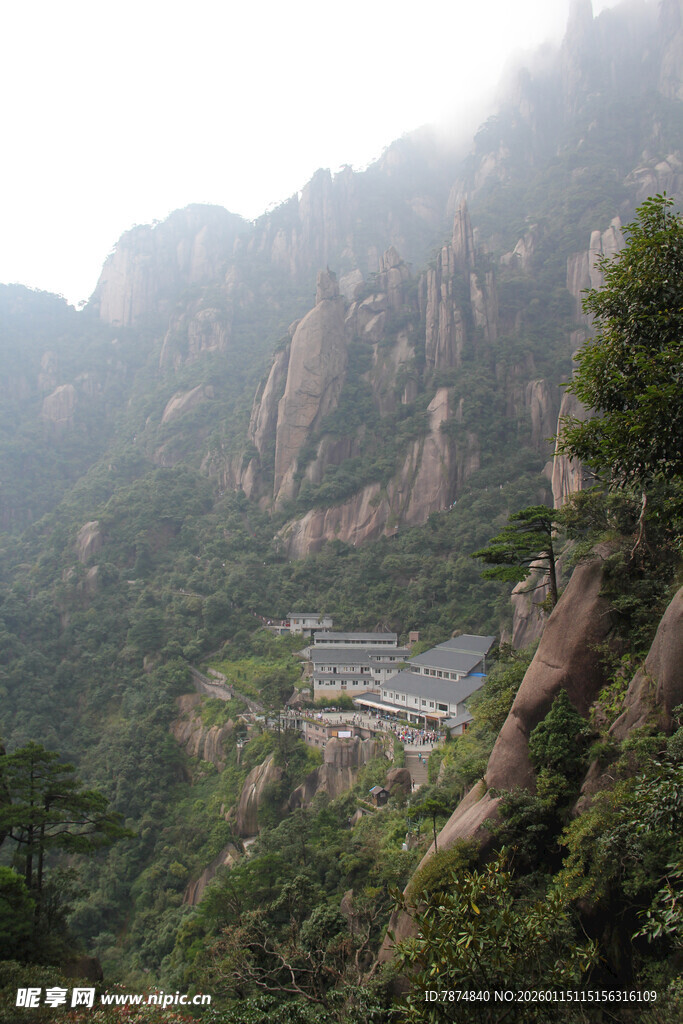 山间云雾缭绕的壮美景色