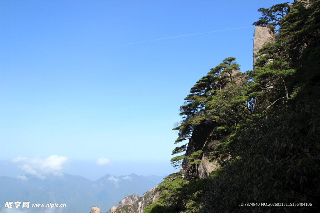 峻岭青山间的葱郁景致