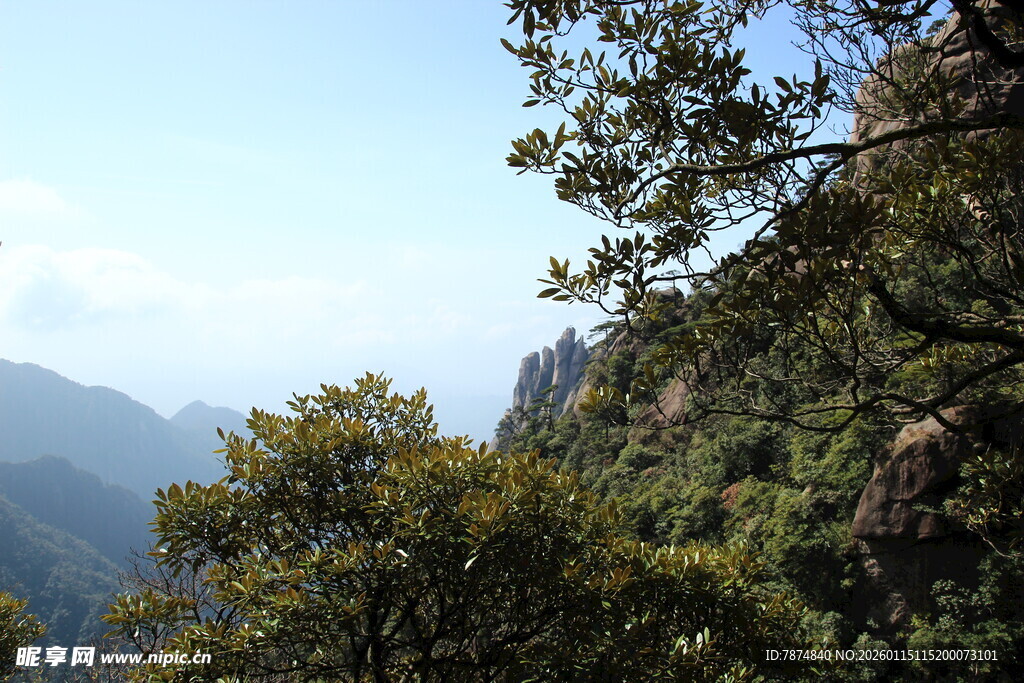 山间绿意盎然的秀丽景致