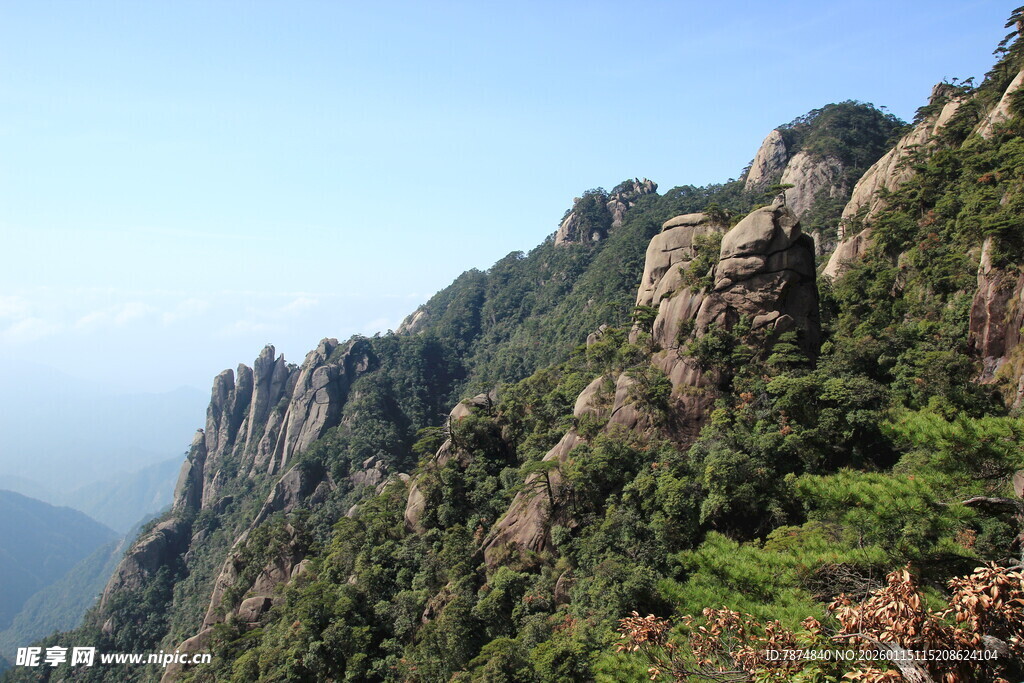 峻峭山峰绿意盎然