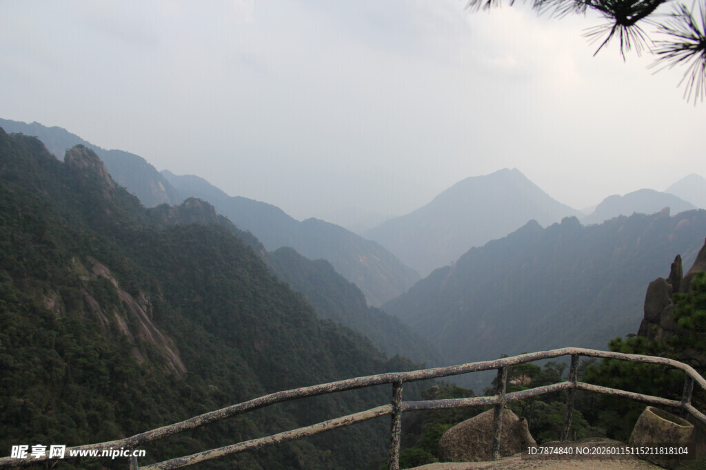 山间栈道览壮丽山景