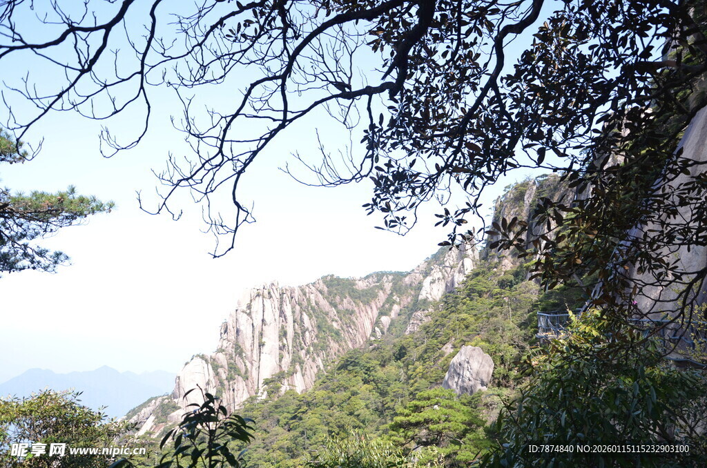 山间景致 绿树与峭壁相衬