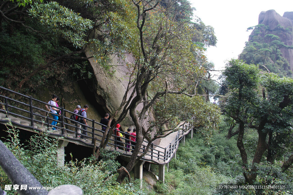 山间栈道上的徒步人群