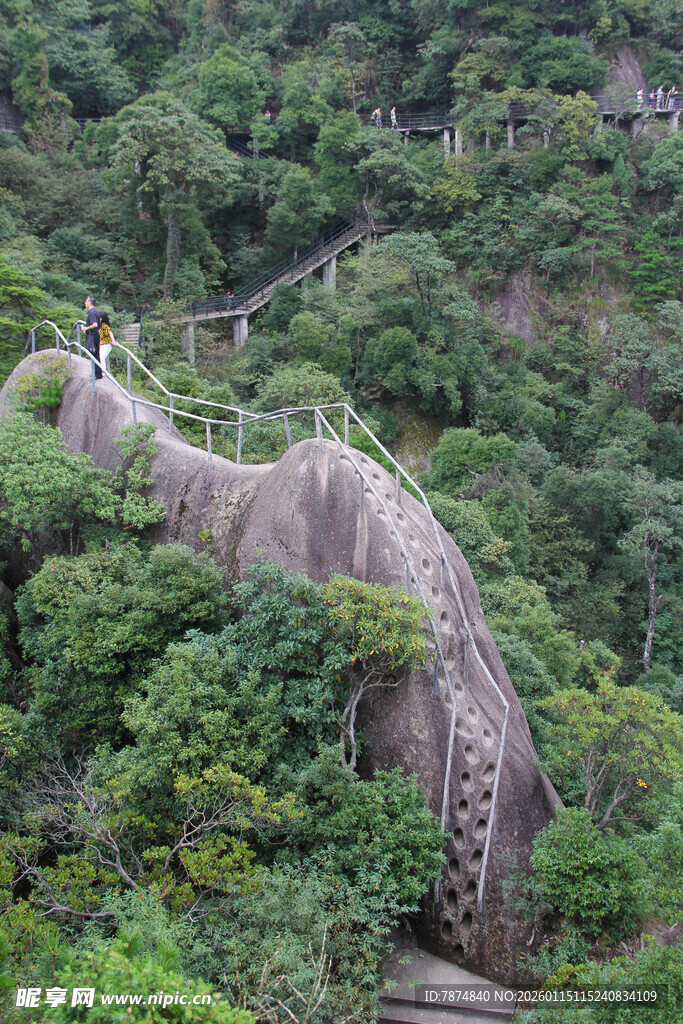 山间蜿蜒石径 绿意环绕