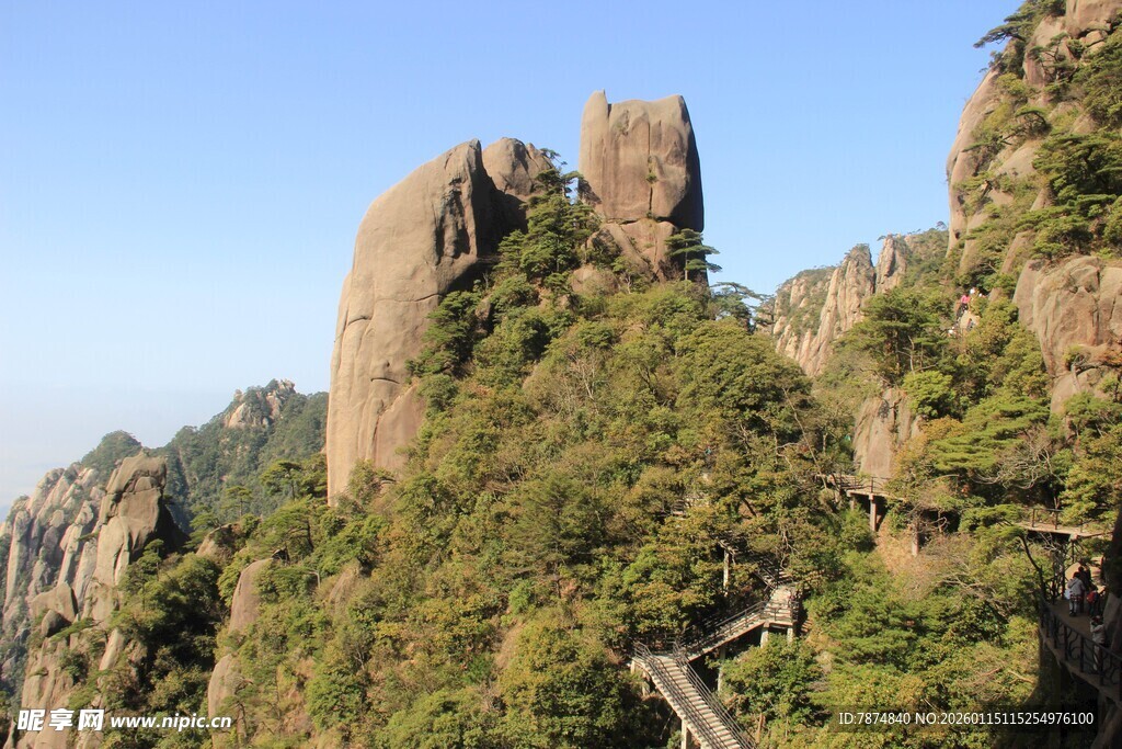 黄山奇峰绿意盎然景观