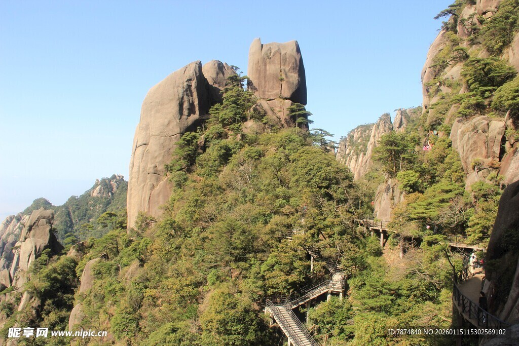 奇峰耸立的壮美山景