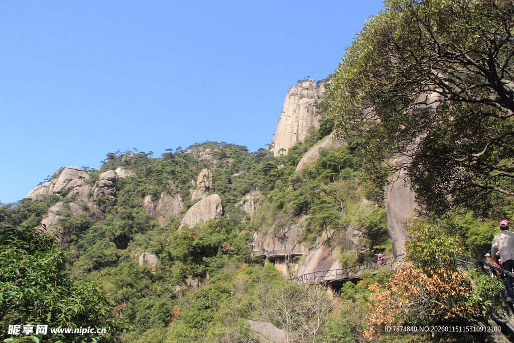 峻峭山峦间的绿意景致