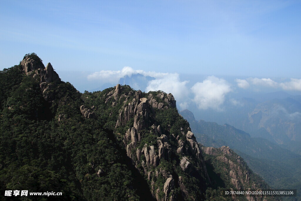 巍峨山峰云雾缭绕美景