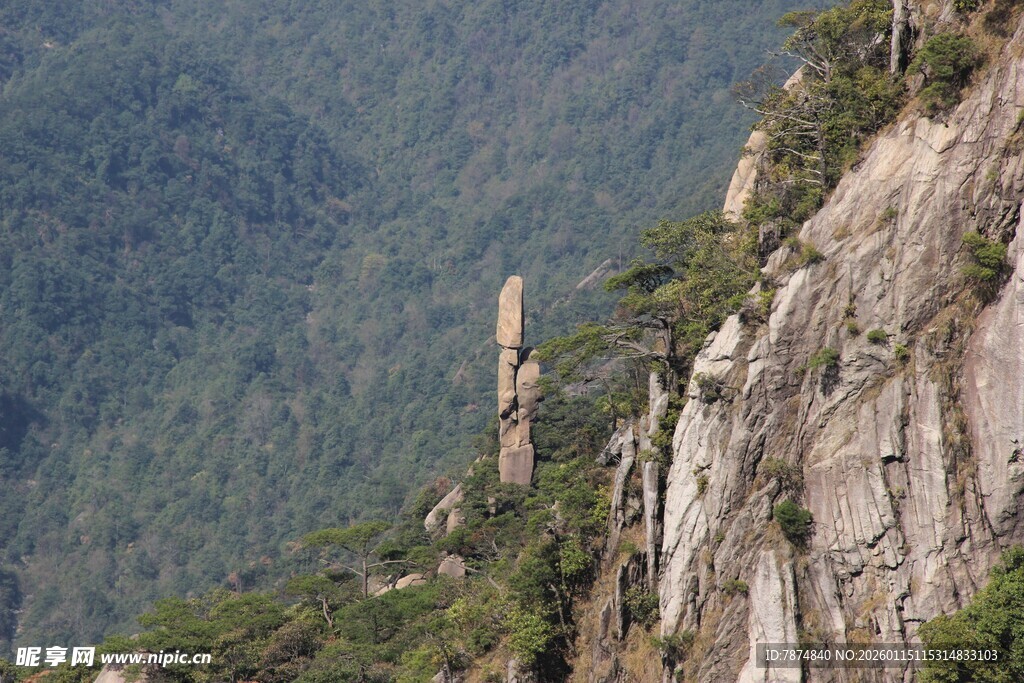 悬崖峭壁上的孤耸石柱