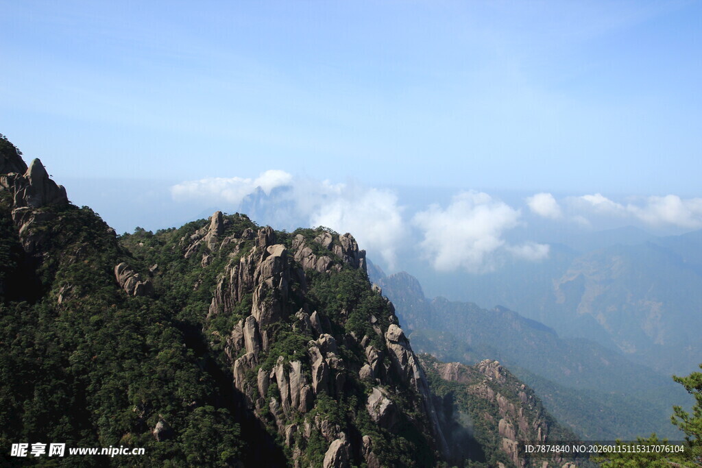 巍峨山峦云雾缭绕美景