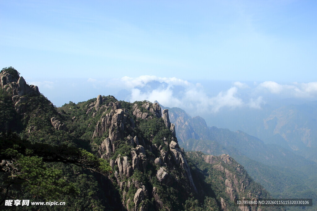 巍峨山峰云雾缭绕之景