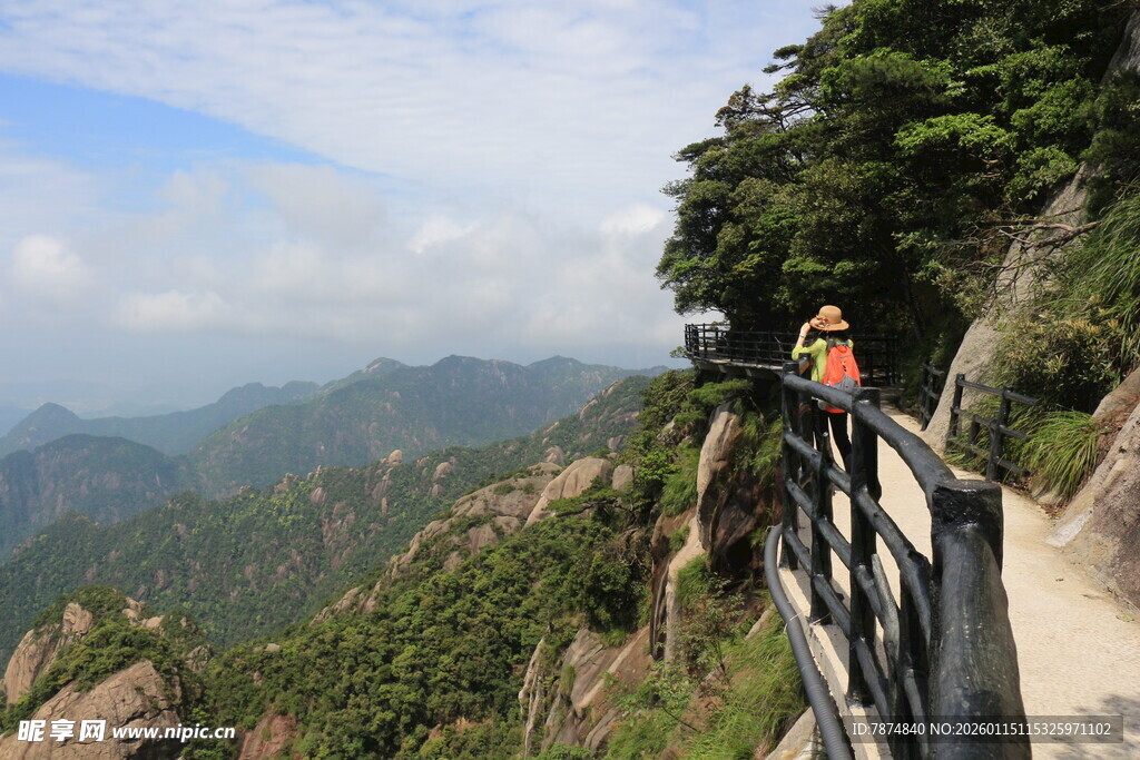 悬崖步道上的徒步者