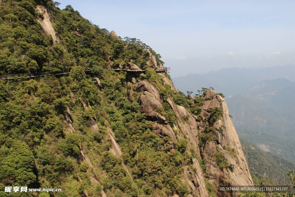 峻峭山峰绿意盎然