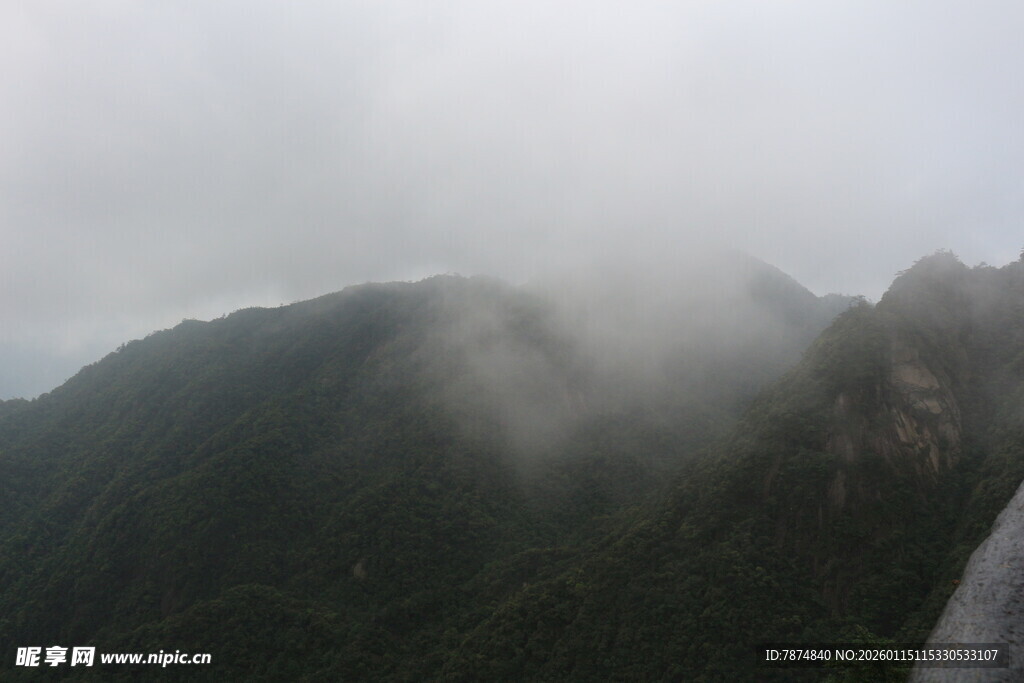 云雾缭绕的巍峨山峰
