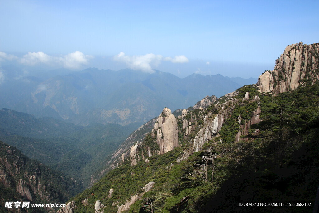 巍峨山峰云雾缭绕美景